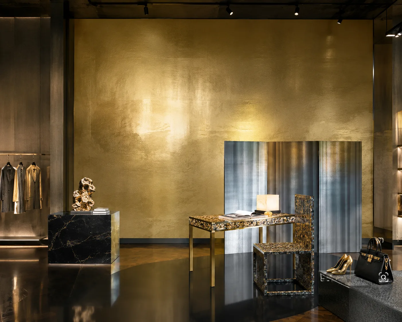 Gilded Illusion · Artistic Texture Wallpaper